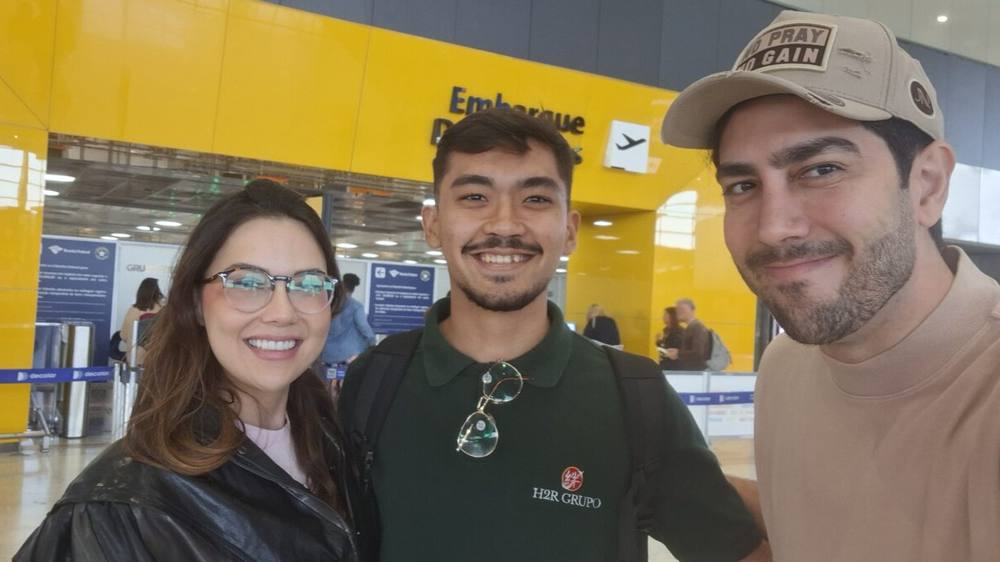 Jonathan Nemer e Lívia Kanayama no embarque com a H2R Tour